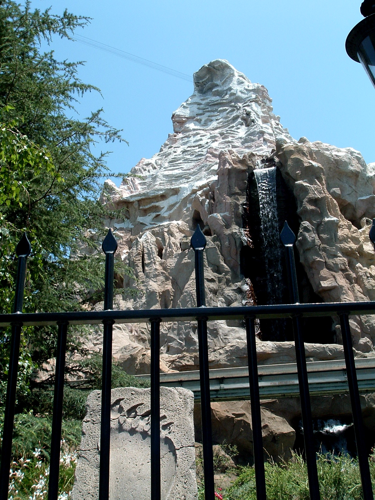 Dans le film en préparation, produit par Justin Springer ("Tron Legacy"), cinq jeunes gens en mal d'aventures sont appelés de manière mystérieuse en haut de la montagne et rencontrent des yétis en redescendant.