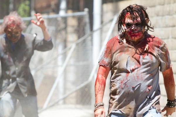 Tandis qu'est annoncé un titre éponyme de Chee Keong Cheung, la célèbre Asylum n'est pas en reste puisque sort fin décembre aux USA en dvd un "Zombie Apocalypse" (voir ci-dessous)