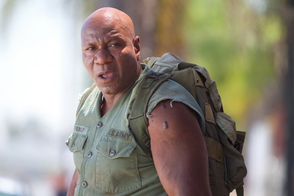 ..... Des mois après qu'un virus zombie ait éradiqué 90% de la population US, un petit groupe de survivants traverse la contrée en direction de l'île présumée refuge de Catalina.