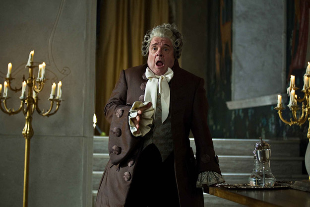 Distribué le 16 mars 2012 aux USA, "Snow White" de Tarsem Singh est une nouvelle adaptation du célèbre conte de Grimm avec Julia Roberts dans le rôle de la méchante Reine et Lily Collins dans celui de Blanche-Neige...