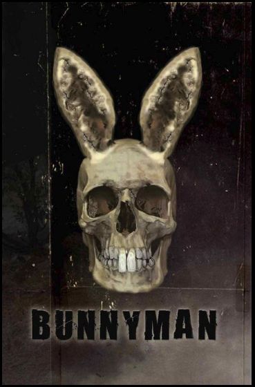 Aprés" Bunnyman" de Carl Lindbergh en 2009, voici sa séquelle, "Bunnyman 2," toujours du même, où un psychopathe attire ses victimes en revêtant les habits d'un lapin géant... (voir ci-dessous)