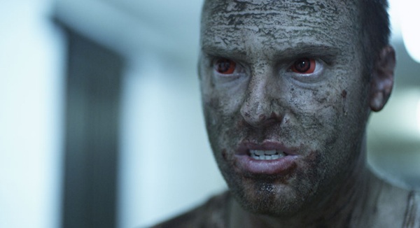 Ecrit, produit et dirigé par Turner Clay, "State of Emergency" s'inspire d'éléments de "28 jours plus tard" et de "La Nuit des morts-vivants".... (voir ci-dessous).