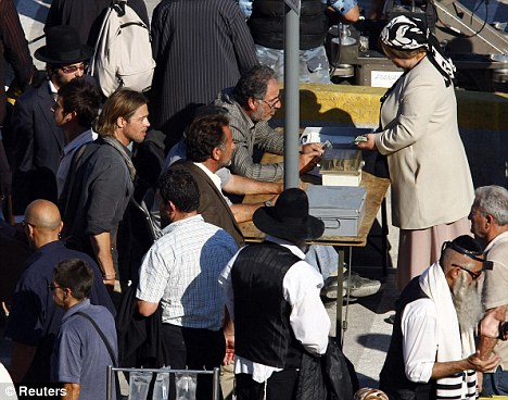 En cas de succès, Paramount et Marc Forster pourraient développer "World War Z"  en une trilogie, dont la vedette sera Brad Pitt, lequel incarne un employé des Nations-Unies voyageant à travers le globe durant les événements...