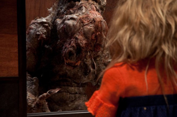 l'une des héroïnes étant, à l'insu de l'autre, une louve-garou. Le rejet que subit cette dernière de la part de sa compagne d'un soir entraînera de terribles transformations physiques...