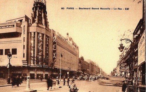 Conçu à l'origine par Jacques Haïk pour être une salle de 5.000 spectateurs, le Grand Rex limita finalement son nombre de places à 3.000.