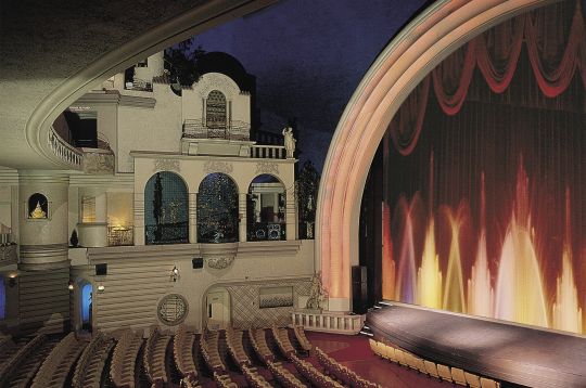 Le Grand Rex est réputé pour sa décoration intérieure. Ses architectes spécilistes des salles dites " atmosphériques " ont construit aux États-Unis plus de 400 décors de cités fantasmatiques sous des ciels nuageux ou étoilés.