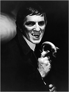 Quelques semaines seulement avant que son plus célèbre personnage ressuscite sous les traits de Johnny Depp, "Jonathan Frid" (87 ans), le Barnabas Collins du "Dark Shadows" originel nous a quittés le 13 avril dernier (voir ci-dessous)
