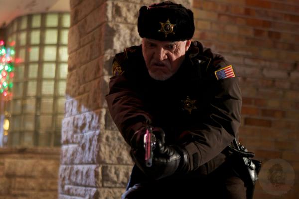 Malcolm McDowell est à l'affiche de "Silent Night", le reboot signé Steven C. Miller d'une série sanglante sur le thème du Père Noel, lequel ensanglante une petite ville du Midwest.