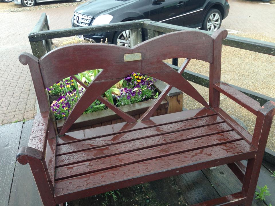 le banc offert par Peter et Helen Cushing