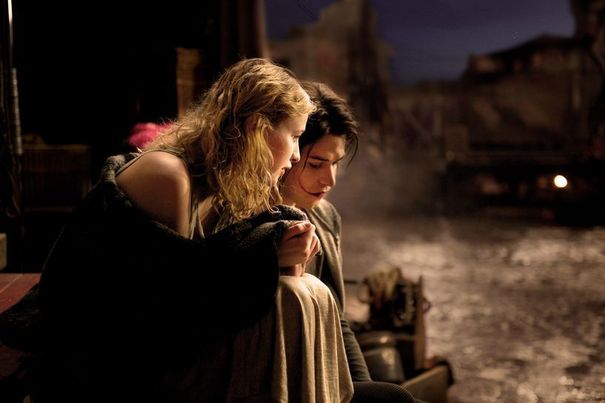 D'après Victor Hugo, l'histoire de Gwynplaine,  un jeune garçon orphelin marqué au visage par une cicatrice donnant en permanence l'impression qu'il rit. Il devient la vedette d'un spectacle dont le succès va lui ouvrir les portes du succès ...