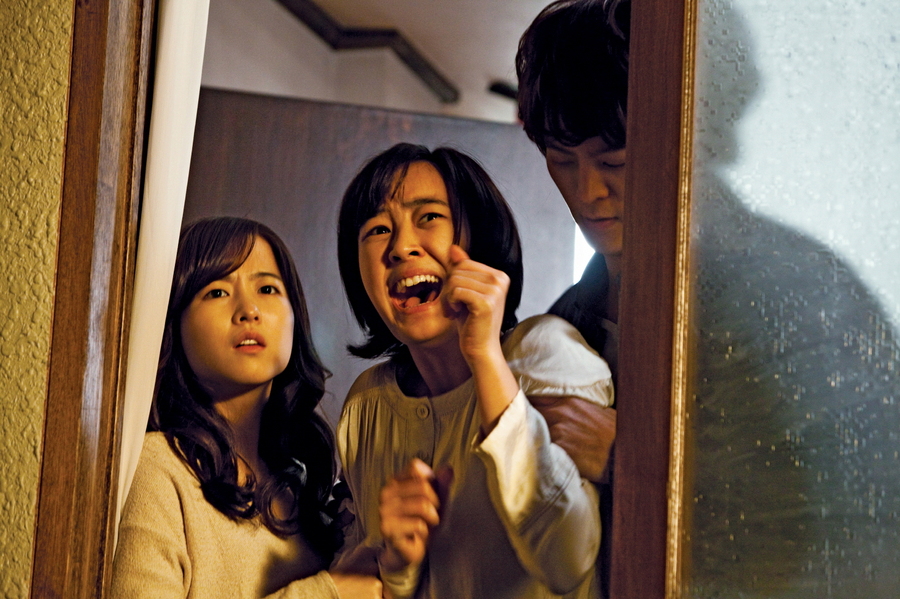 "Don't Click" du vétéran Kim Tae-kyeong, déjà auteur de deux films d'horreur précédemment, concerne une étudiante qui devient hantée après qu'elle ait cliqué sur des vidéo-clips douteux (suite ci-dessous)