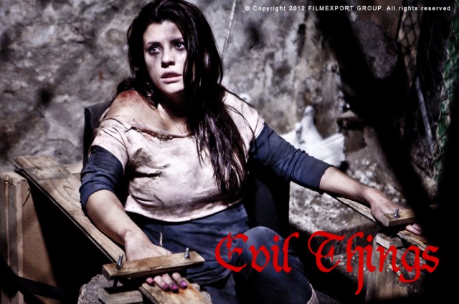 Métaphore sur le voyeurisme et sur le sens de la punition, mais aussi sur le cynisme qui transforme tout en spectacle, même la violence gratuite,"Evil Things" est un nouveau film d'horreur italien écrit et réalisé par Simone Gandolfo (voir ci-dessous)