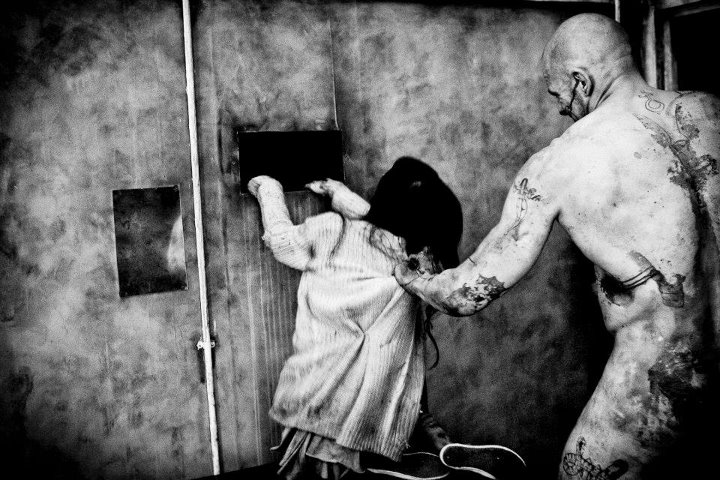 Impliqué depuis une douzaine d'années dans les effets spéciaux de maquillage,  l'Anglais Paul Hyett vient de faire ses débuts de réalisateur avec "The Seasoning House"  (voir ci-dessous)