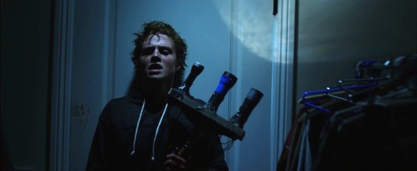 Réalisé par Steven C. Miller, Under the Bed, récit surnaturel située en banlieue, se veut un hommage aux classiques produits par Steven Spielberg tel Poltergeist.