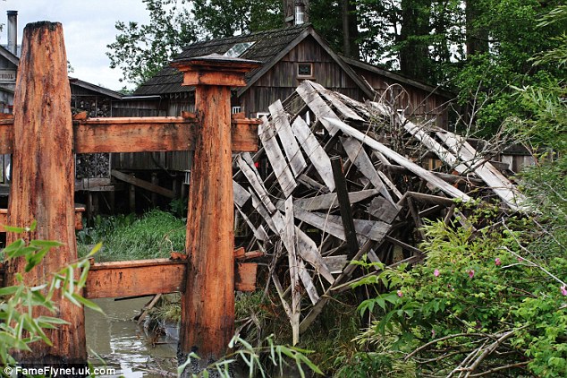 scènes de tournage d'un village japonais détruit par Godzilla