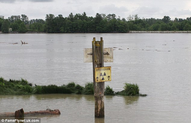 scènes de tournage d'un village japonais détruit par Godzilla