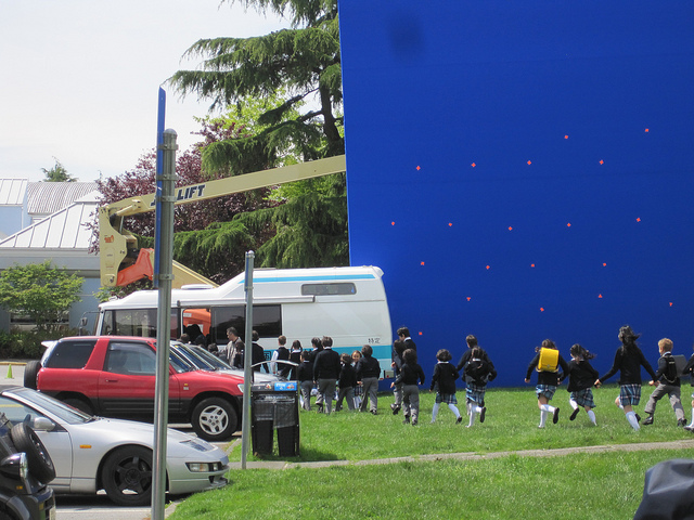 scènes de tournage d'un village japonais détruit par Godzilla