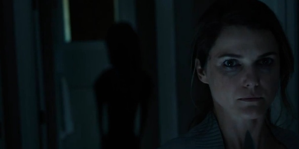 Les aliens sont les nouveaux fantômes dans "Dark Skies", thriller de SF de Scott Charles Stewart ("Legion", "Priest"), produit par les responsables de "Paranormal Activity" et d'"Insidious"...