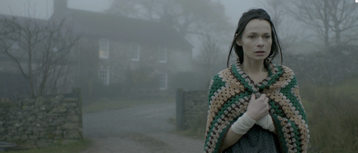 ..... Elle s'aperçoit que la place est hantée par son précédent propriétaire, mais décide de rester, dans l'espoir de trouver du réconfort auprès du fantôme....