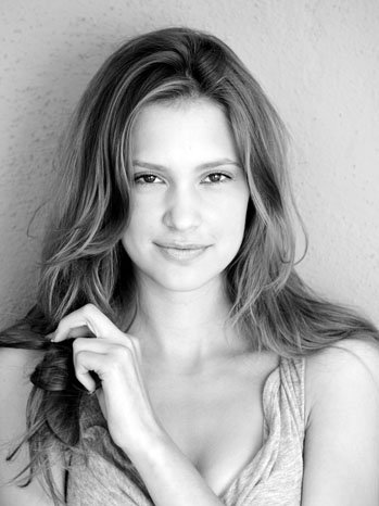 Alexia Fast (notre photo) est la vedette de "Grace", un thriller d'horreur marquant les débuts de Jeff Chan dans le long-métrage, et qui se tourne actuellement à Vancouver (voir ci-dessous).