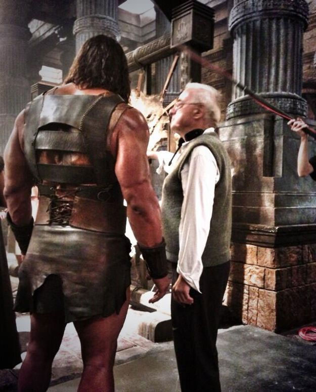 Dwayne Johnson (de dos) sur le plateau de "Hercules", dont il incarne le héros-titre. Dirigé par Brett Ratner, il s'agit de l'adaptation du roman graphique "Hercules : The Thracian Wars". Sortie : le 25 juillet 2014.