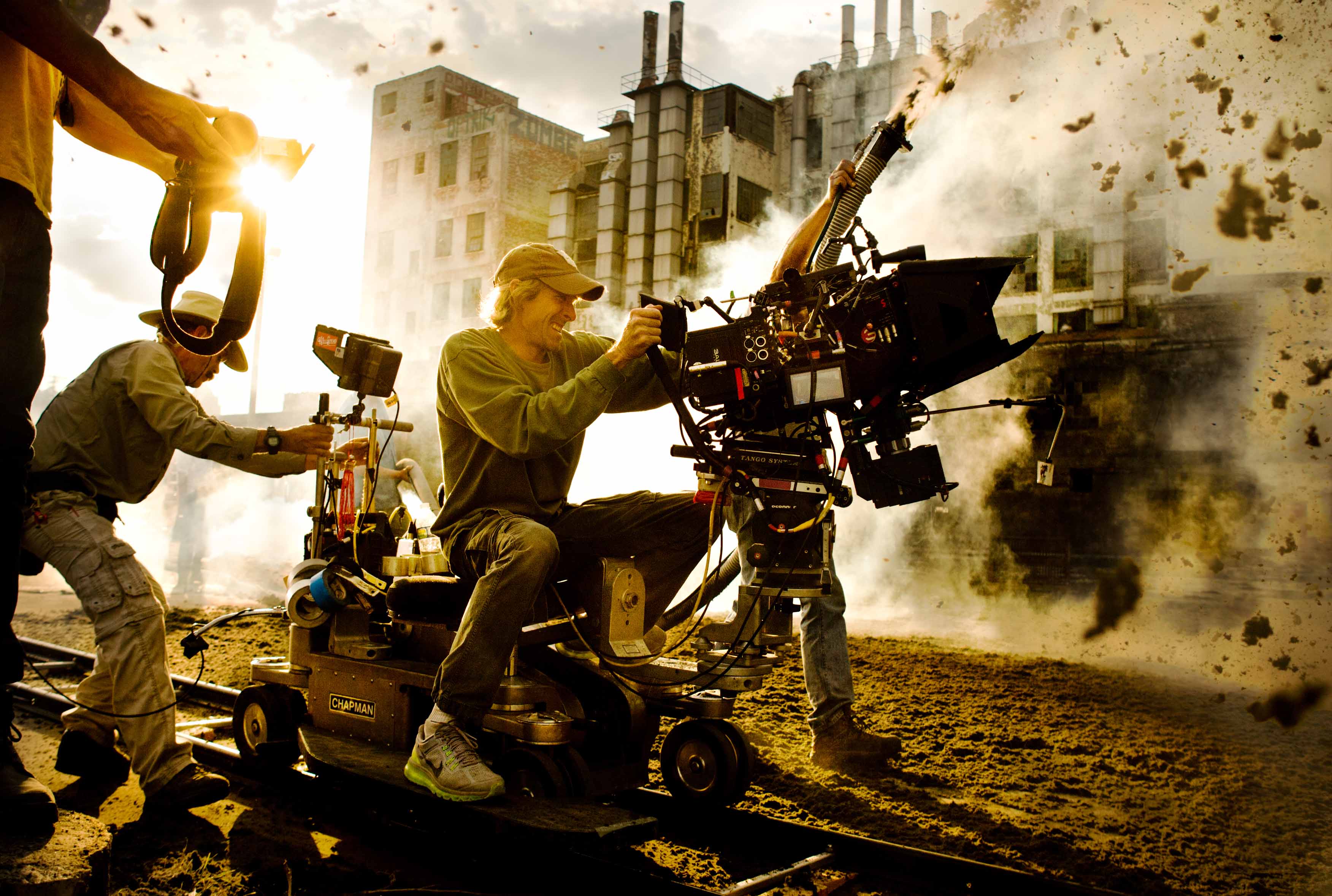 Michael Bay et ses comédiens lors du tournage à Chicago de "Transformers : Age of Extinction", un 4e volet qui servira en fait de premier épisode à une seconde trilogie.....