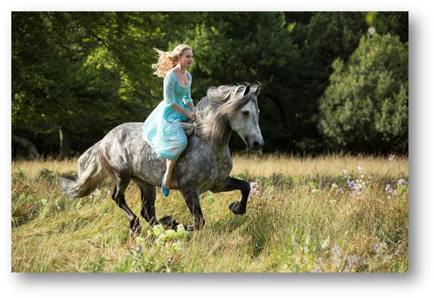 Le tournage du "Cendrillon" en version live produit par Disney a débuté ces jours derniers dans les studios londoniens de Pinewood sous la direction de Kenneth Branagh (voir ci-dessous)