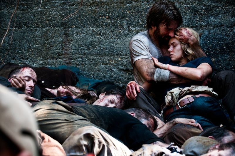 "Open Grave" de Gonzalo Lopez-Gallego, tourné en Hongrie, est l'histoire macabre d'un homme qui se réveille dans une forêt loin de la civilisation, au milieu d'un charnier rempli de corps mutilés....