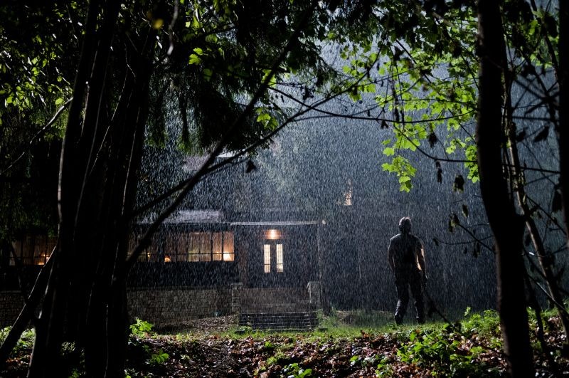 ..... Ayant perdu la mémoire, il doit déterminer si le meurtrier est l'un des inconnus qui l'a sauvé, ou si lui-même est le tueur.