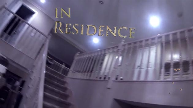 Petit budget en tournage, coréalisé par Tim Buel, patron du populaire Fantastic Festival, et  Cody Rhyse,  "In Residence" promet son lot de frissons... (voir ci-dessous)