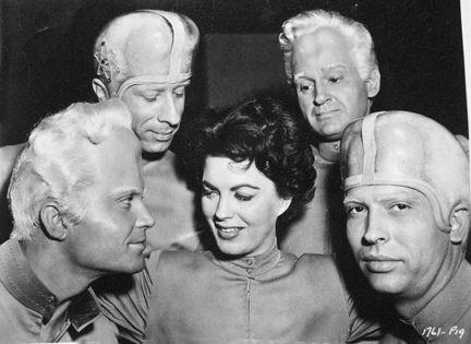 Faith Domergue, entourée des Métaluniens (photo de plateau)