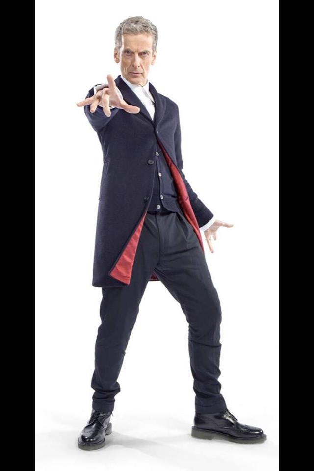 Agé de 56 ans, l'Écossais Peter Capaldi (le roi Kinloch dans "Maléfique") succède à Matt Smith dans le rôle du "Doctor Who", devenant le 12e comédien à l'incarner. Les 2 premiers épisodes où il figure seront dirigés par Ben Wheatley ("Kill List").