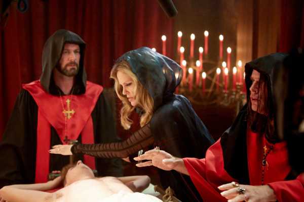 Dans la comédie d'horreur "Teen Lust", un étudiant maladroit essaie de perdre sa virginité avant que ses parents et leur culte satanique ne puissent le sacrifier au diable.... (voir ci-dessous)