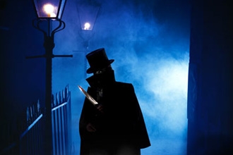 Dans "Gaslight", nouvelle production de la Hammer Films, en préparation depuis deux ans, l'infâme Jack l'Éventreur aide Scotland Yard ! (voir ci-dessous)