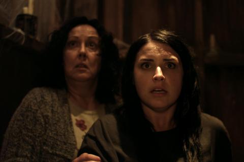 Ecrit et réalisé par Gerard Johnstone, "Housebound" est une comédie fantastique néo-zélandaise récemment sélectionnée pour le festival texan South by South West (voir ci-dessous).