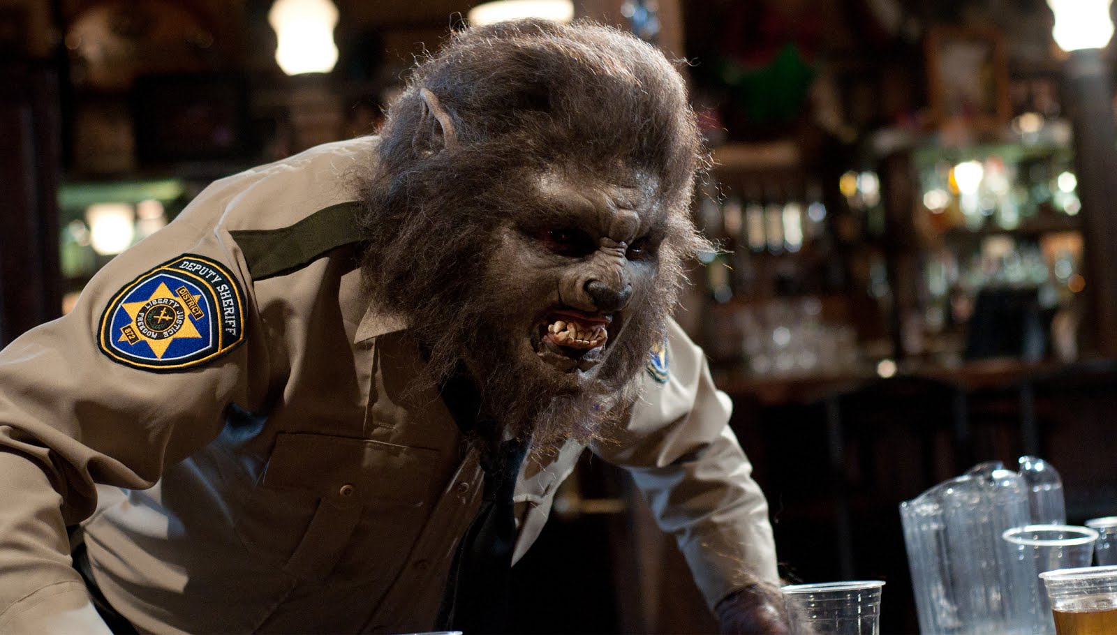 Après les flics zombies, voici les policiers lycanthropes ! Sortant en salles au Canada le 6 juin, "WolfCop" a été écrit et réalisé par Lowell Dean (voir ci-dessous)