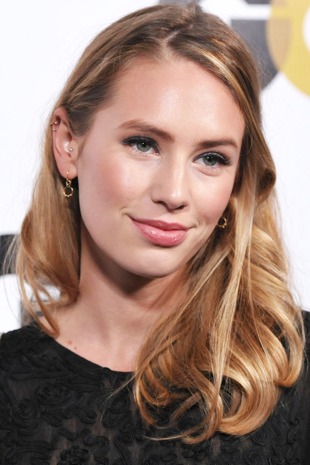 Dylan Penn, la fille de Sean Penn et de Robin Wright, fait ses débuts d'actrice en vedette dans "Condemned", un film d'horreur écrit et réalisé par Eli Morgan Gesne (voir ci-dessous)