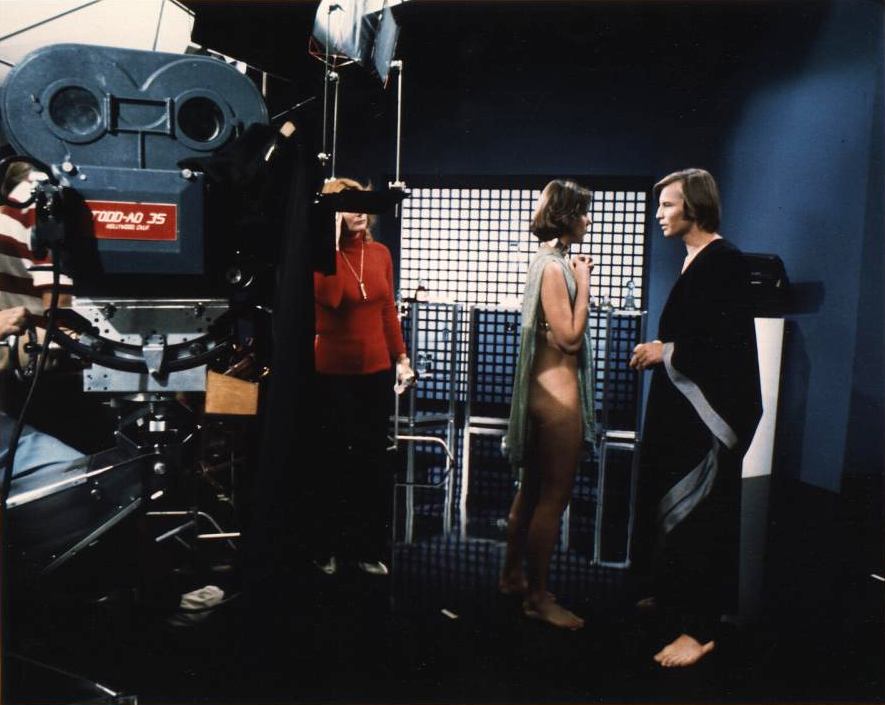Photo de tournage : Michael Anderon dirigeant Michael York et Jenny Agutter