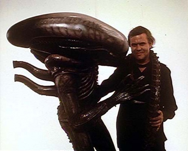 Hommage à H.R. GIGER (1940-2014) (voir ci-dessous)