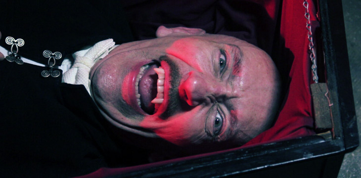 Distribué aux USA trois semaines après "Dracula Untold", "The Sins of Dracula" est un petit budget de Richard Griffin ("Dr. Frankenstein's Wax Museum of the Hungry Dead") avec Michael Thruber ("The Last Halloween") dans le rôle-titre.