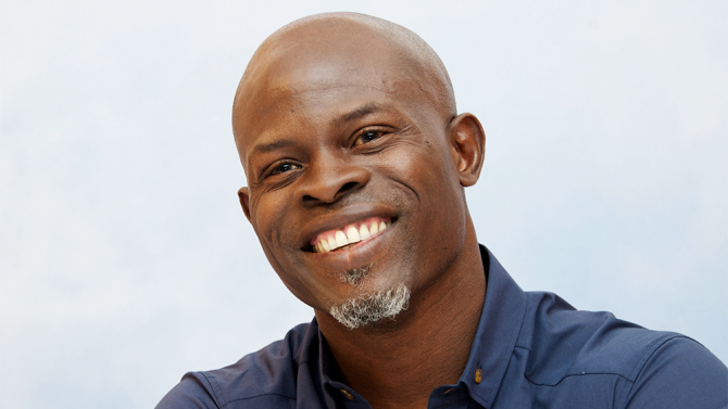Djimon Hounsou pourrait tenir le rôle du mentor et entrainteur du Roi Arthur, une figure proche de Merlin, dans le remake des "Chevaliers de la Table Ronde" de Guy Ritchie... (voir ci-dessous)