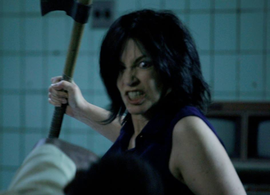 Debbie Rochon ivre de vengeance dans "Axe to Grind" (voir ci-dessous)