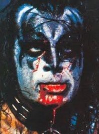 Le chanteur-phare du groupe Kiss, Gene Simmons, a créé une nouvelle firme d’horreur…. (voir ci-dessous)
