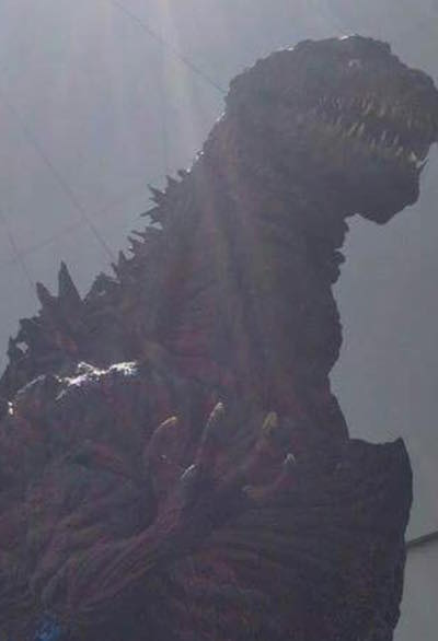 Le costume de ce nouveau Godzilla a été conçu par Mahiro Maeda (« Mad Max : Fury Road ») et réalisé sous forme de maquette par Takayuki Takeya (« Attack on Titan »)…..
