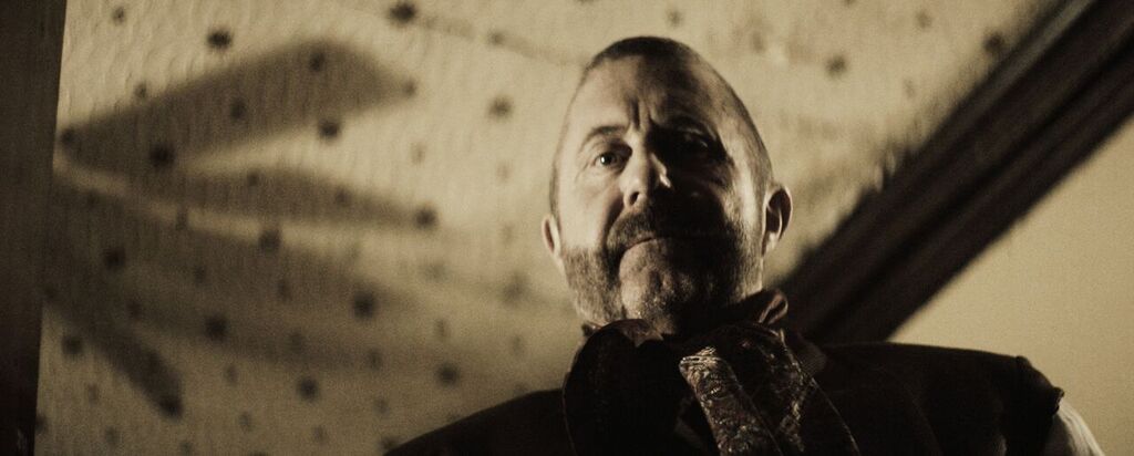 Kane «Jason» Hodder vedette de ALICE D, distribué le 3 mai aux USA…. (voir ci-dessous)