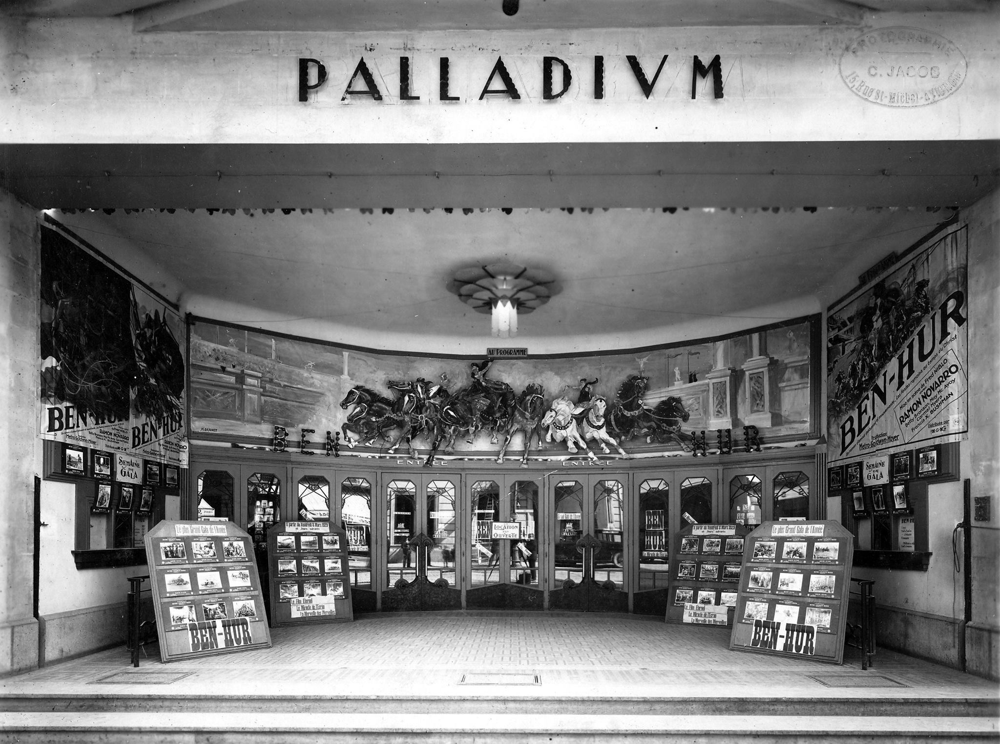 Sortie de "Ben Hur" au Gaumont Palace. Le hall d'entrée....