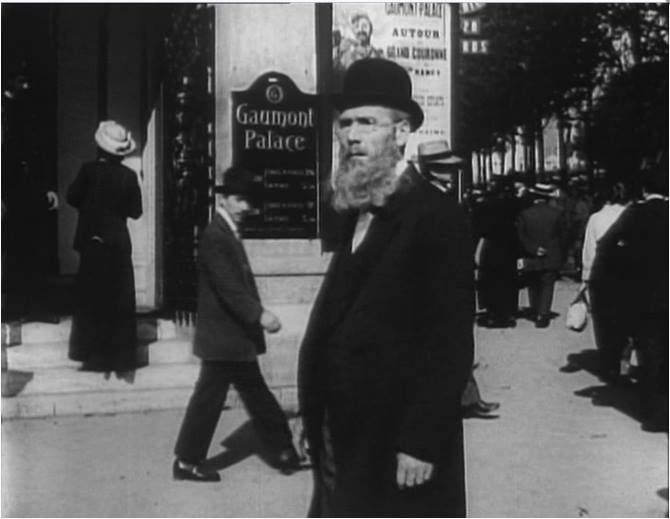 L'entrée du Gaumont-Palace....photo extraite des "Vampires" de Feuillade....