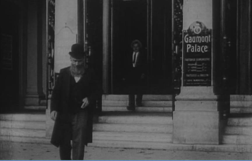 L'entrée du Gaumont-Palace....photo extraite des "Vampires" de Feuillade....