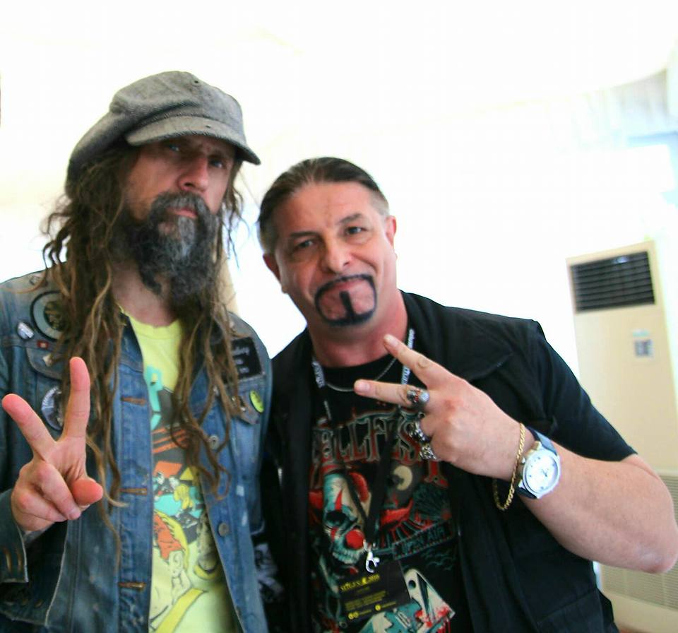 ROB ZOMBIE et notre collaborateur Roberto D’Onofrio à Sitges, qui vient de l’interviewer spécialement pour nous (ainsi que Sheri Moon Zombie) ! Bientôt dans l’EF….