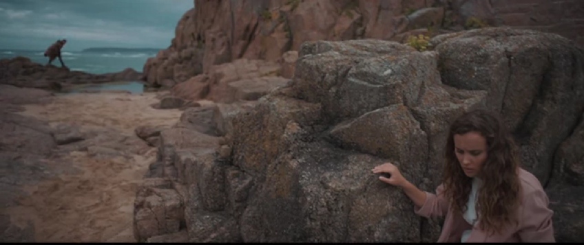 Dans le phare isolé de DARK BEACON, l’esprit d’un mari récemment décédé hante sa femme infidèle et son amie…